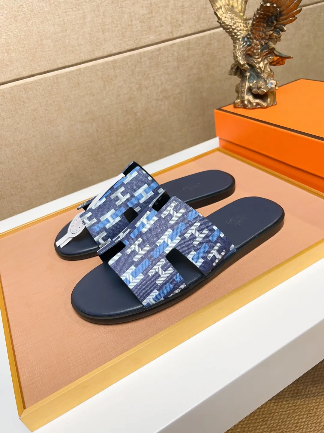 Men's clothing and shoes 💰280 💅💅💅 new arrival. Hermes Hermes official website latest counter synchronized new oran color leather H slippers, the original Paris version flew back to the original model and opened the mold to make it perfectly🍌The highest quality Sincerity, you can enter and leave the counter at will [Deyi] The upper is made of original customized  colored palm prints, crocodile print, ostrich print, colored cow leather, colored cow suede, 🤔 horse hair, 🥳 colored diamonds, 🥰 3D printing, and other genuine leather slippers, imported cow pattern foot pad lining, Italian  latest original genuine leather combination outsole Code number: 38-48 (customized at 46.47.48) Can be made into picture combination sole with genuine leather pattern and ordinary molded outsole
